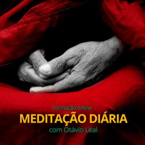 Fotografia de mãos em posição de meditação, com um manto vermelho ao fundo. Na parte inferior, o texto: 'Formação online - Meditação Diária com Otávio Leal'